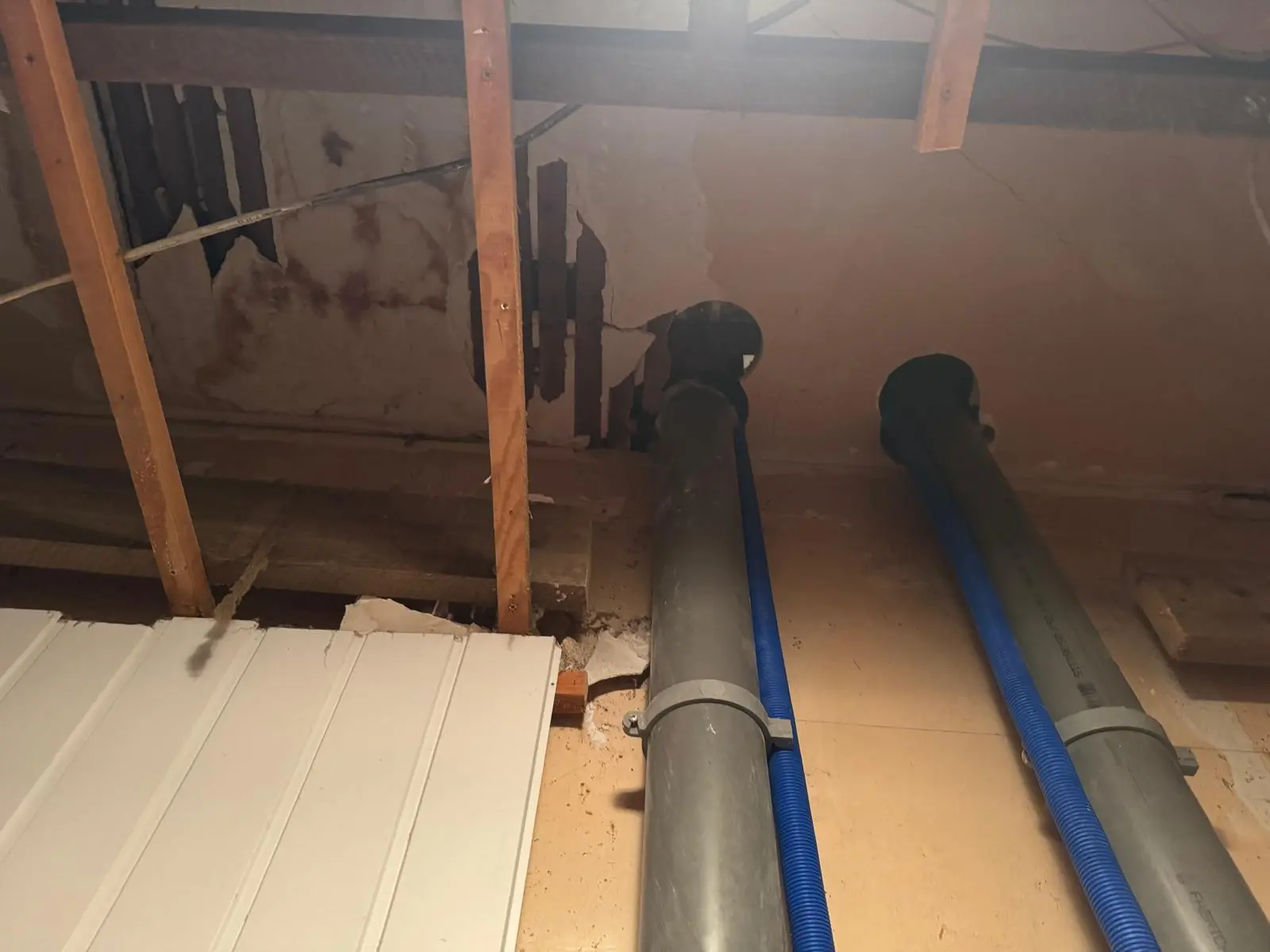 Rénovation salle de bain, Passage de canalisation plomberie par TRANECO